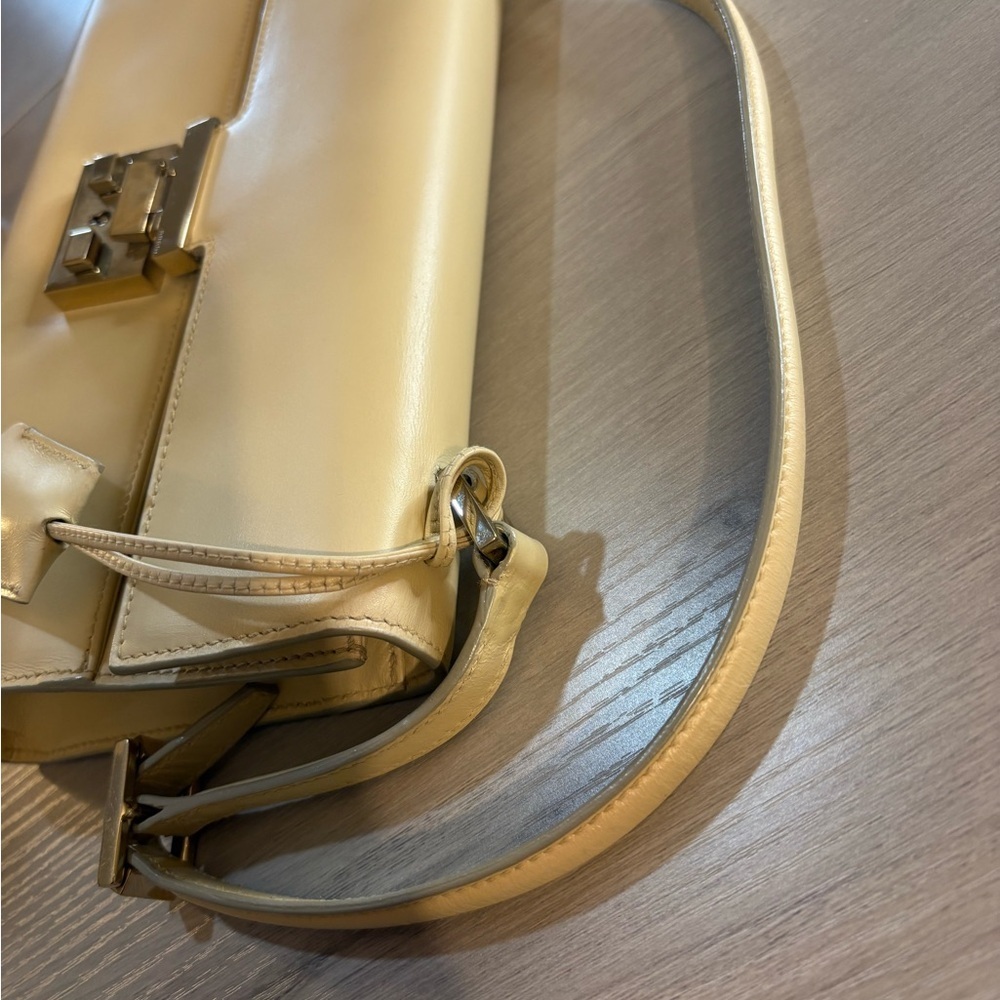 Gucci cream padlock bag with gold Accents. With box and dust bag . - Picture 13 of 16